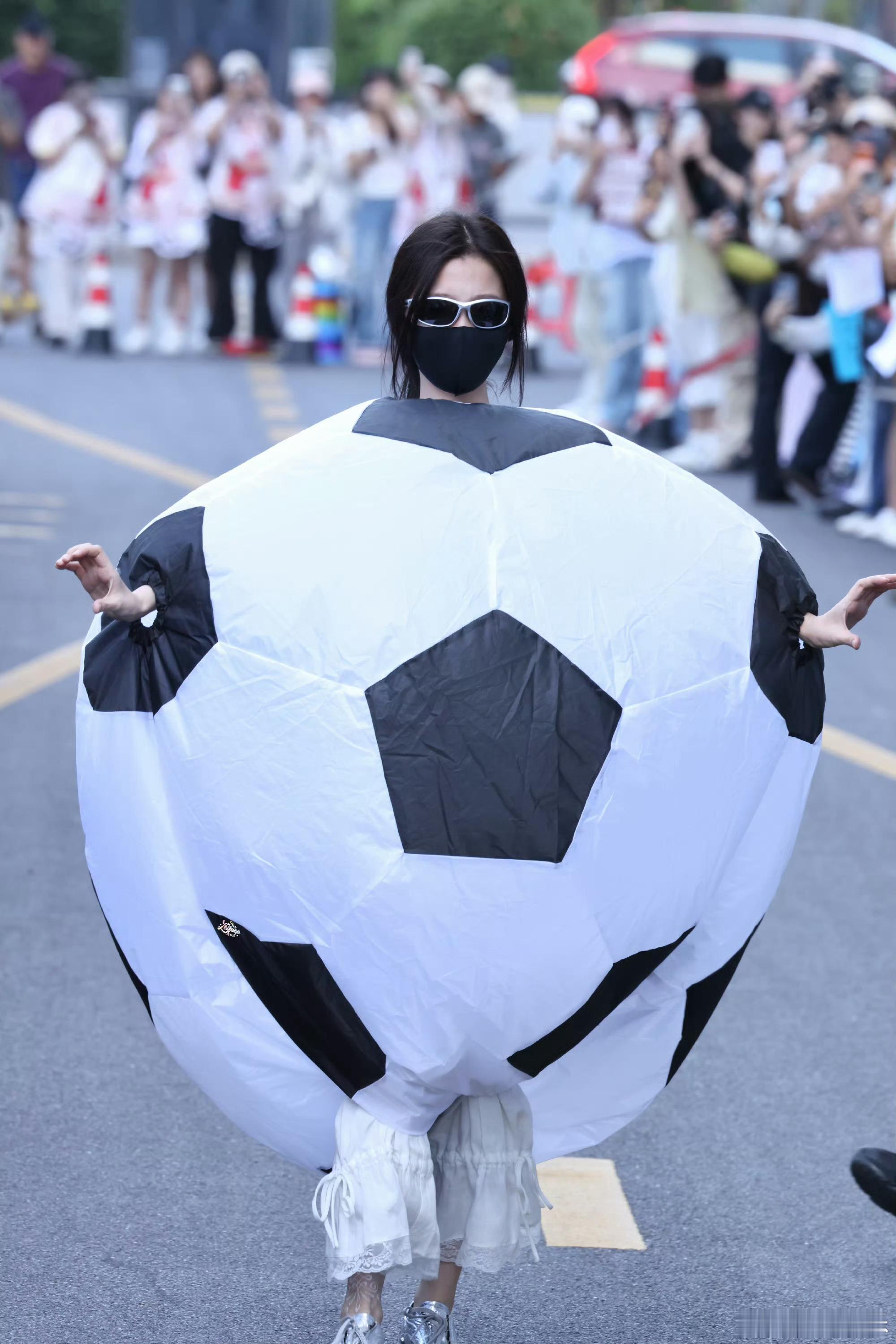 虞书欣穿着足球衣服上班给灿如繁星宣传，就这样圆滚滚的走来，太萌了小林老师，虞书欣