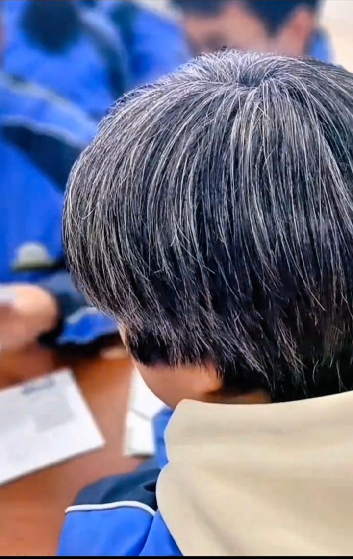 这不是白发苍苍的老人，是我们高三学生的头发！
     他们的银丝白发，是他们熬