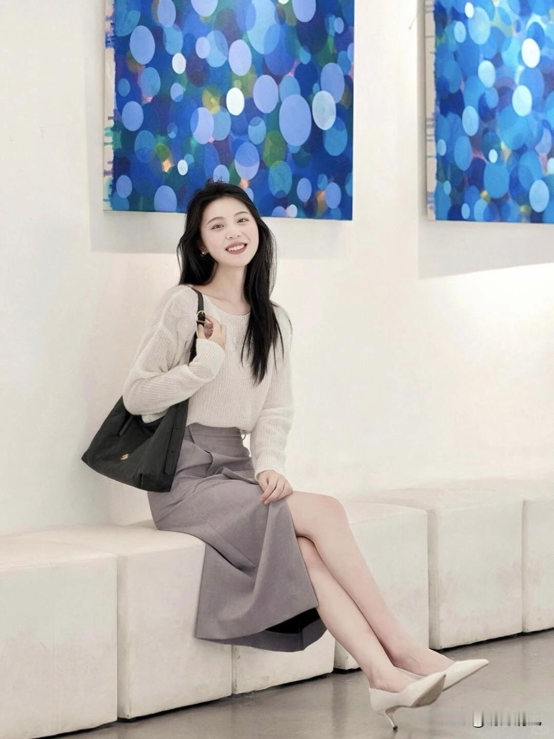 侧身回眸，温柔杀！

穿半身裙拍照时，试试这个姿势：背对镜头侧身站立，单手轻搭包