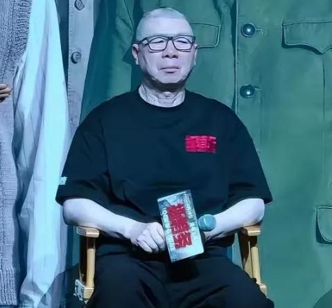 冯小刚估计后槽牙都要咬碎了！
 
他怎么都想不通，自己用心打磨的《抓特务》赔得底