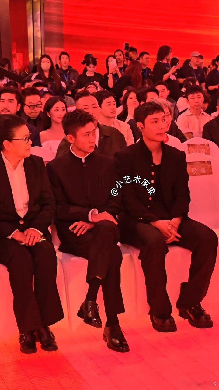 张艺兴张一山坐一起 张艺兴张一山国庆电影发布会惊喜同框，坐等荧幕上表演 ​​​