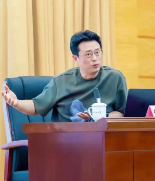 十五年后的中国，极有可能呈现如下景象：
 
时间拨回到十年前，手机还仅仅是个通讯