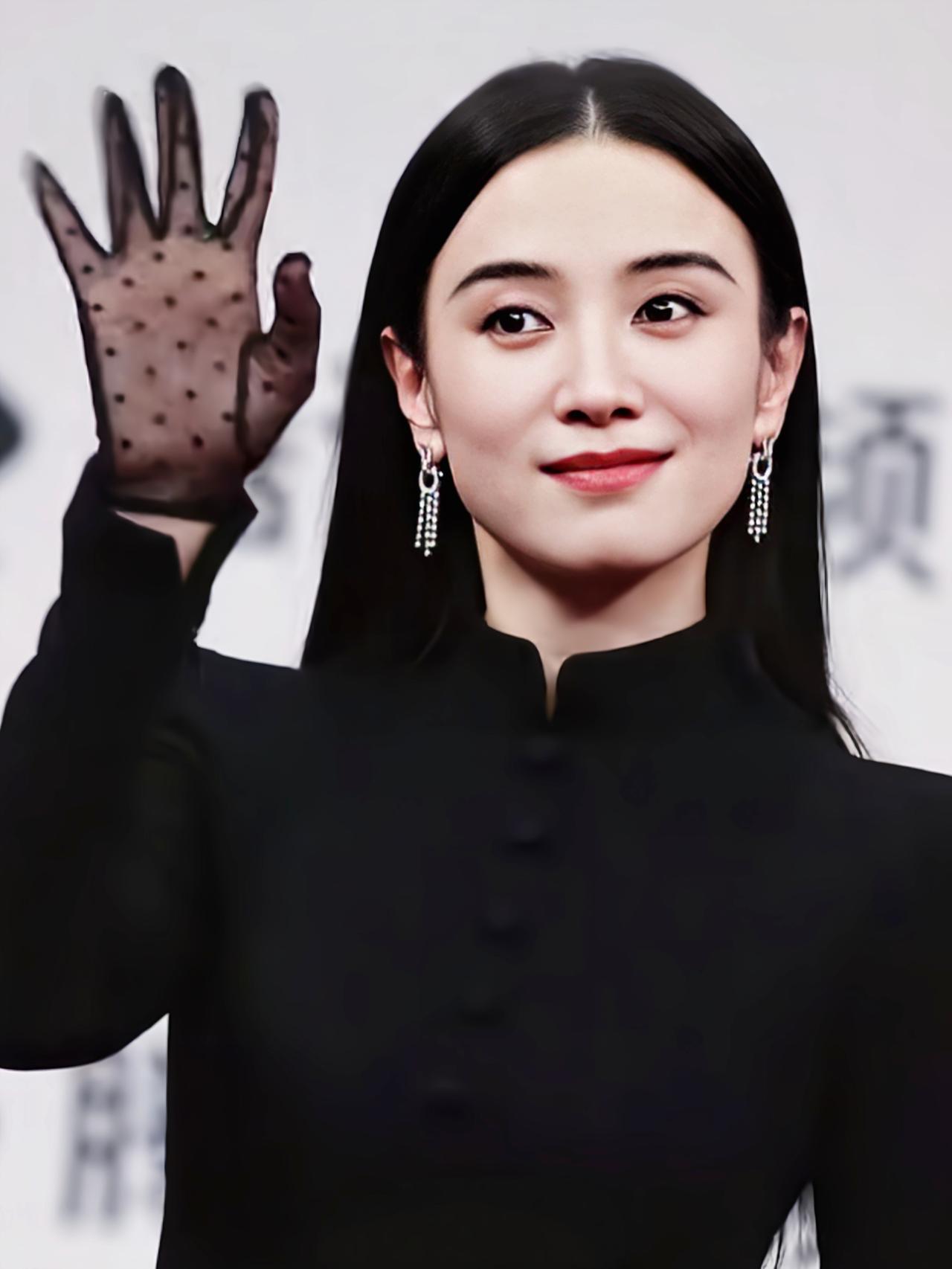 你们发现没，
今天宋佳和以前很不一样，
不是更漂亮了，也不是变瘦了，而是她终于没