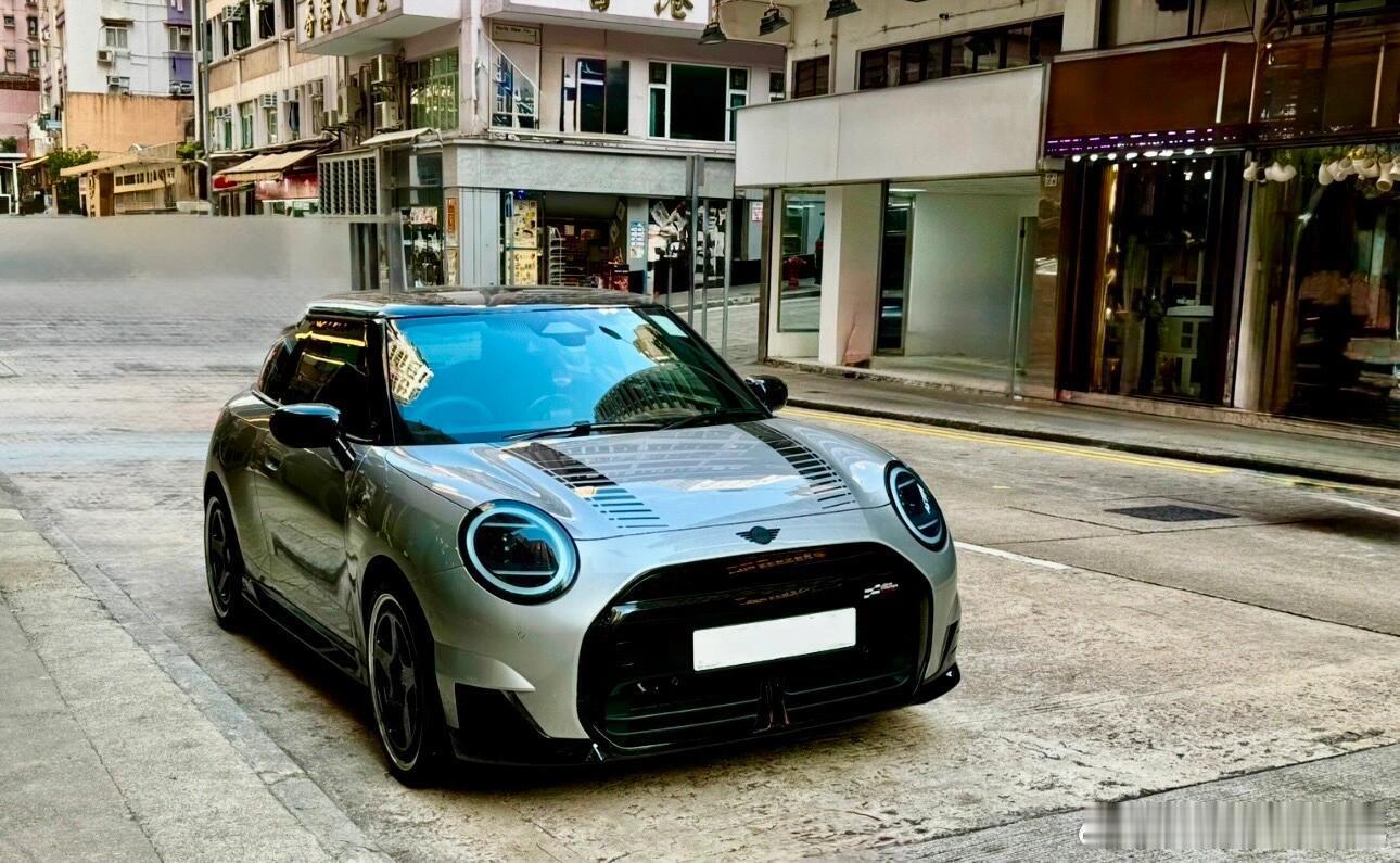 看到了一台改的挺精神的 MINI  [馋嘴]  