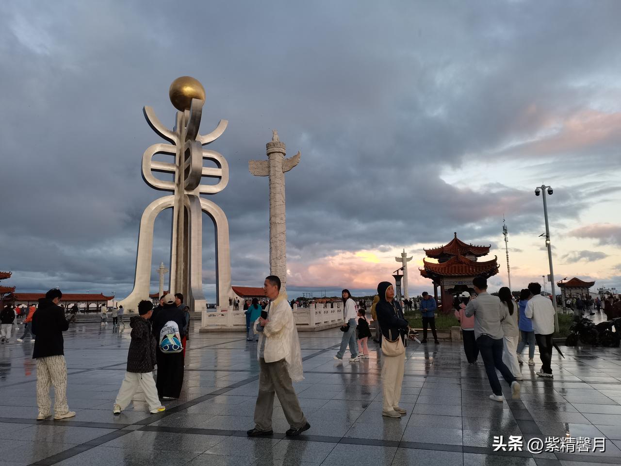 奔赴抚远东极广场，来迎接祖国大地的晨光🌅。
雨后的江边空气清润，云层被落日余晖