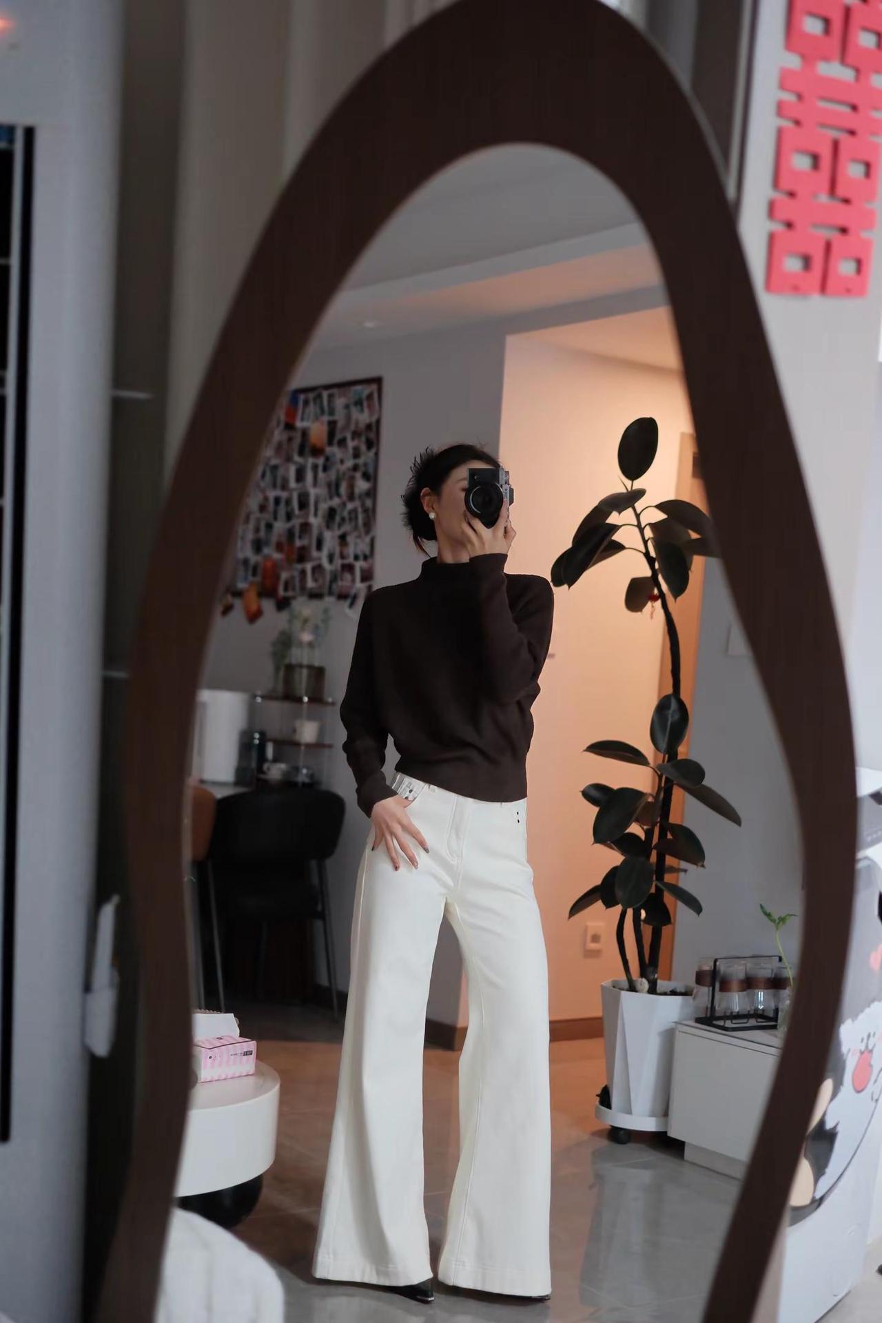 深咖和白色配在一起真的超显白 整体都很显质感随性穿搭 穿衣自由不被定义 秋冬穿搭