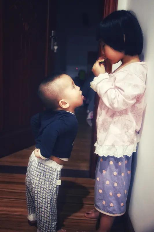 说到老婆的弟弟，也就是内弟，不同地方方言叫法可太有意思了。在四川，很多人会喊“老