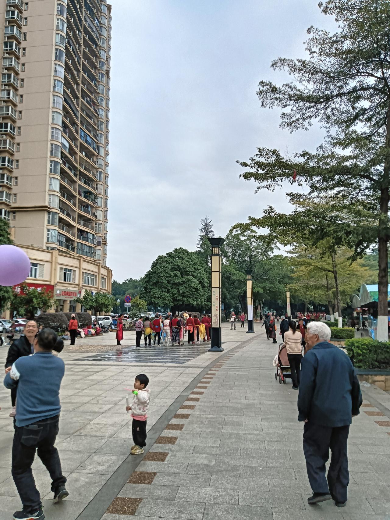 周日上午经过贵港市东湖公园广场见人流量真不少，元旦将至市民群众自发翩翩起舞迎接2