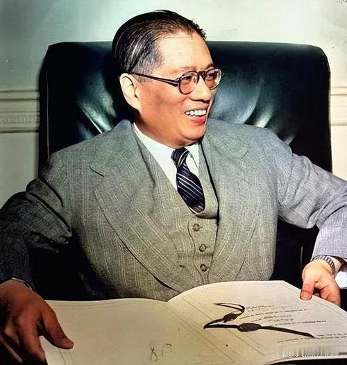 1927年，宋子文要在庐山盖别墅，看中了包工头二十岁的女儿。姑娘端茶时随口叫了一