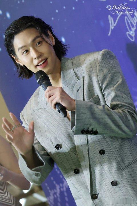 Billkin双开门Billkin 的双开门造型太让人眼前一亮了！宽肩线条利落又