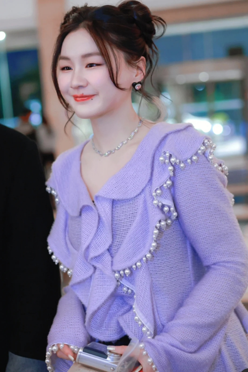 王家卫疑似对金靖开黄腔前编剧曝录音，王家卫提及“搞金靖”，众人附和调侃其身材。金