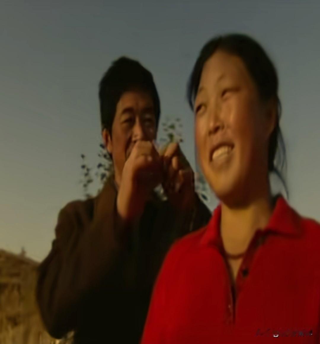 殷玉珍的成功，离不开那个朝夕相伴、不善言辞的丈夫白万祥。对比聚光灯下光芒万丈的“