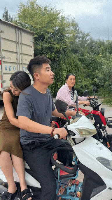 不怪小伙子一脸无奈，换谁谁不是！[捂脸]