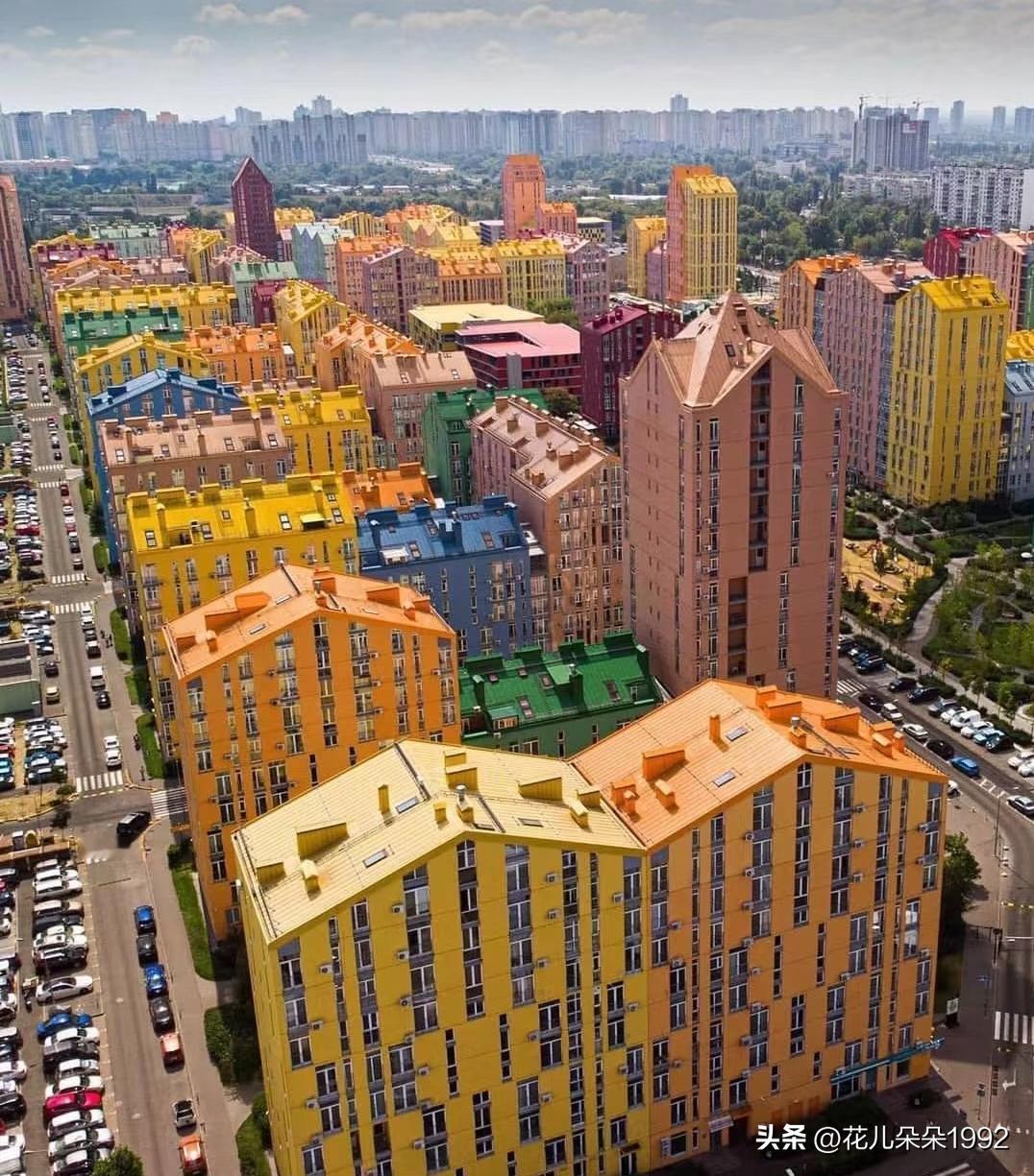 基辅，乌克兰这一片房子像不像乐高的彩色积木？
这片住宅区在基辅东岸，建在一座废弃
