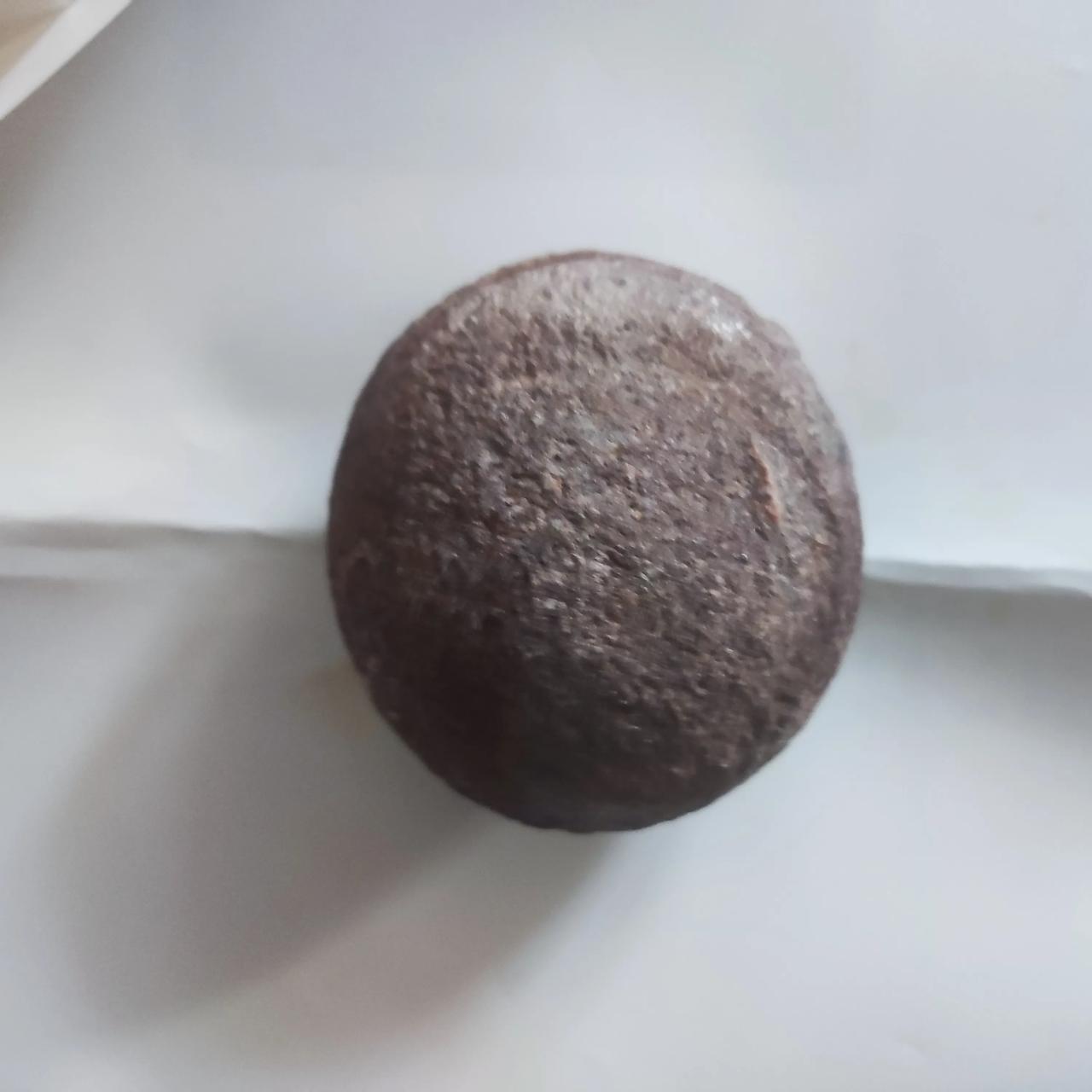 有识货大师的帮我看看这是什么石头？
说是石头却不像石头，有鸡蛋大小，但是呈椭圆状