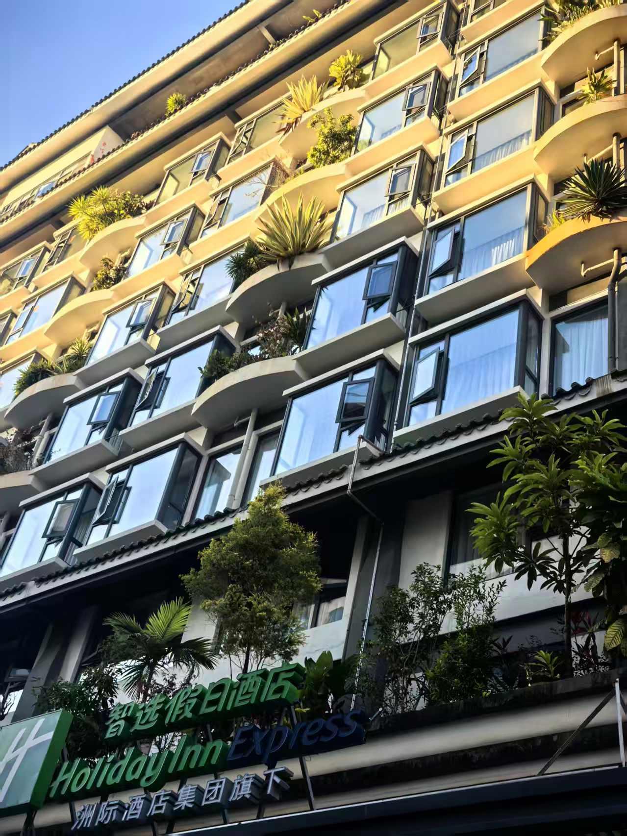 2025-12-23 在温暖着普洱散步。