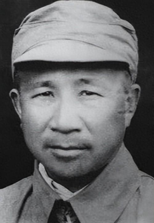 1942年，新四军副军长张云逸伪装成老农，去军部开会。不料被汉奸拦下。警卫性急要