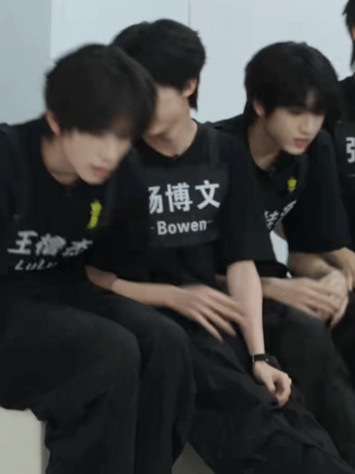 你永远不知道杨博文从哪儿掏出了他的大水壶 