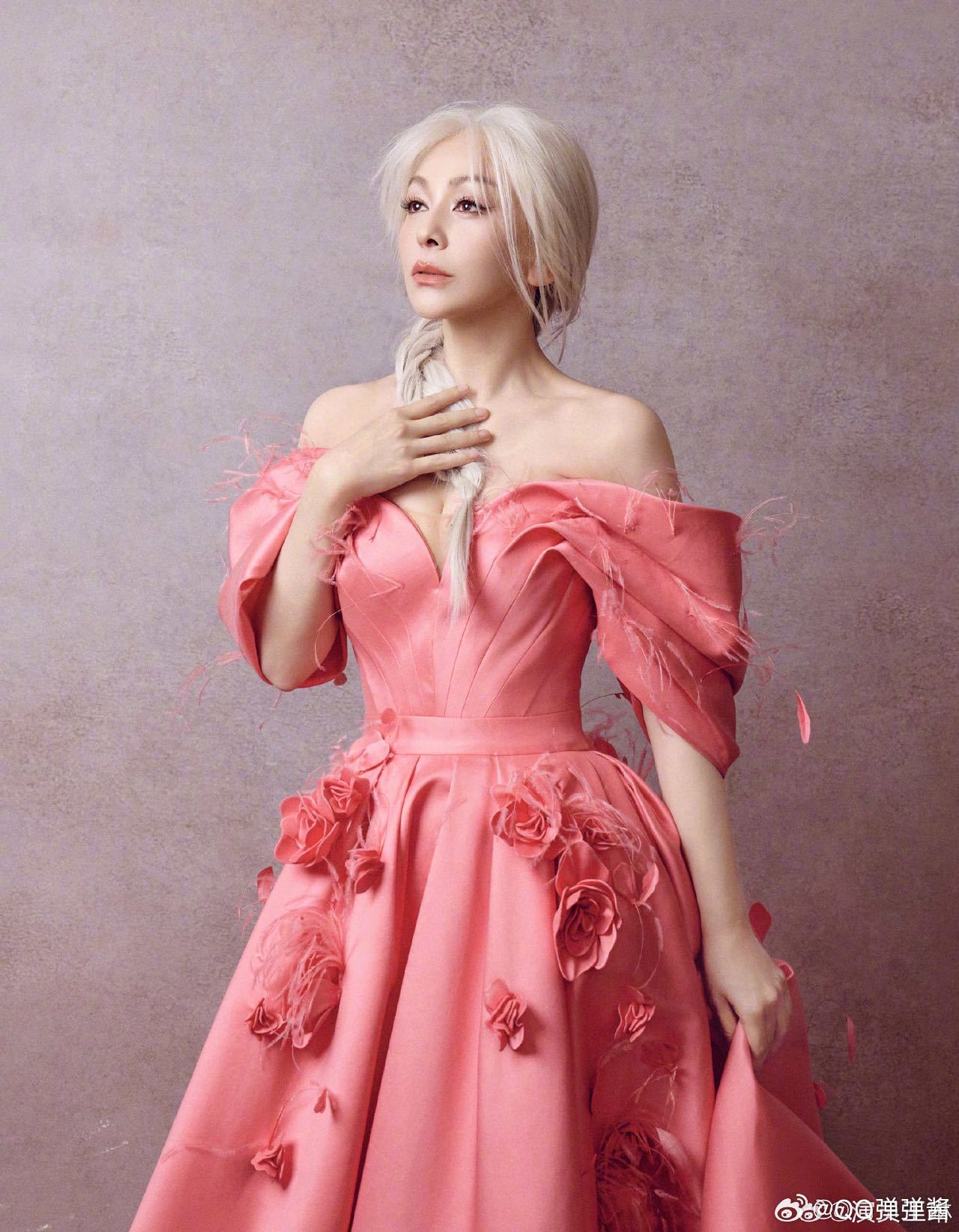 55岁雪姨走秀状态雪姨银发 55岁雪姨银发走秀，气场全开！ 银发红唇超吸睛，状态