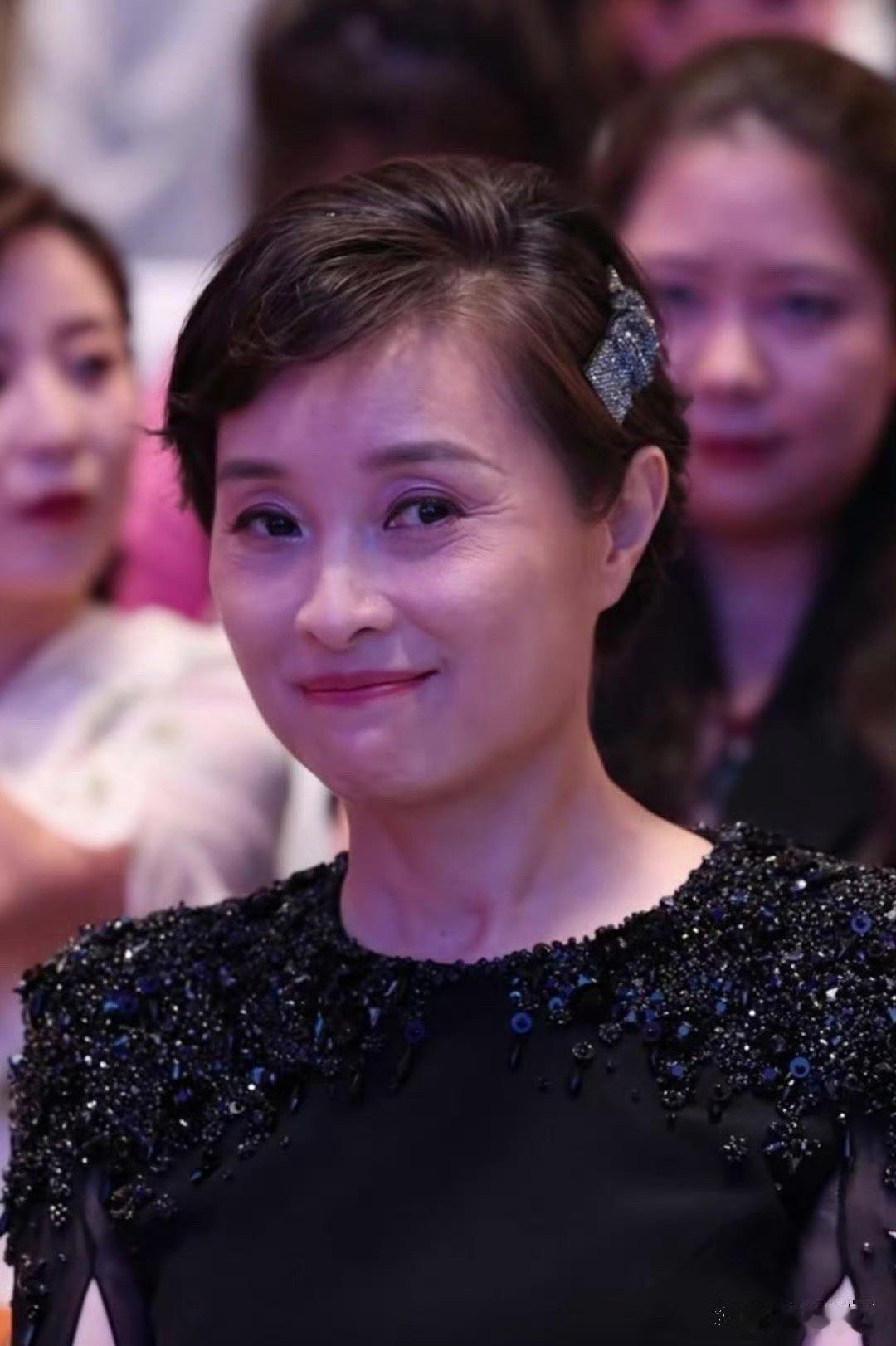 不医美的吴越，活得优雅从容，笑起来非常自然，连眼角纹都那么美了！原汁原味，才能活