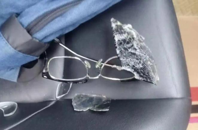 记者也敢打？！
 
江西台记者吴忠敏在深圳亮明身份采访，被“夏尔巴巴”民宿实控人