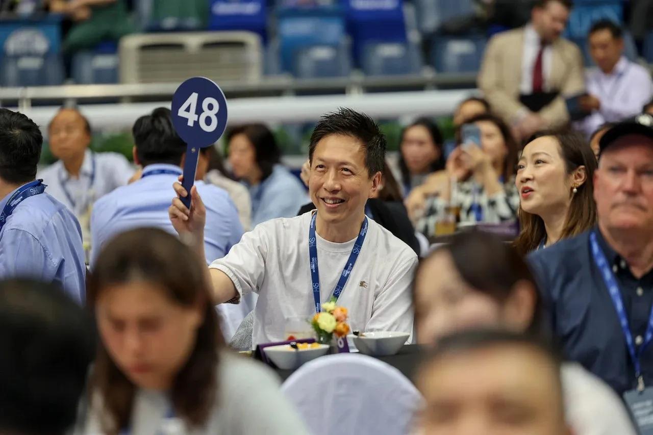 香港赛马会內地会员豪掷千百万真金白金购入良驹，事业有成加入香港马会马主商贾社交圈