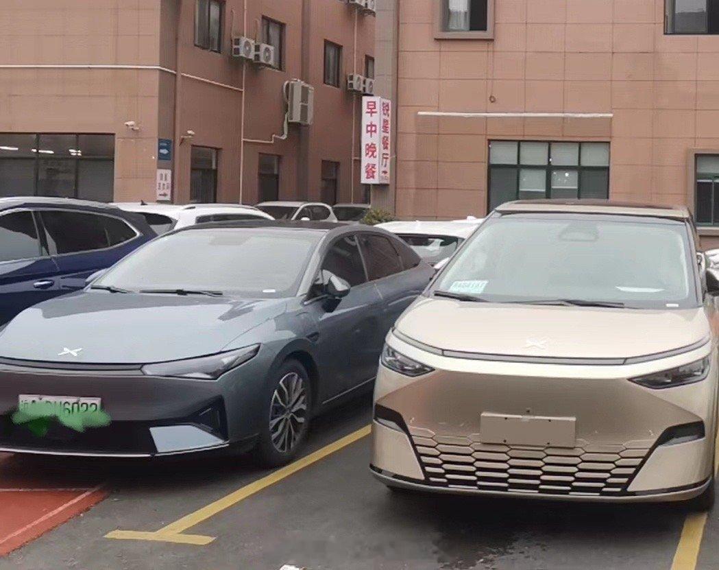 今天试个车，猜猜是左边银灰色这辆还是右边淡金色这辆？#大v聊车# ​​​