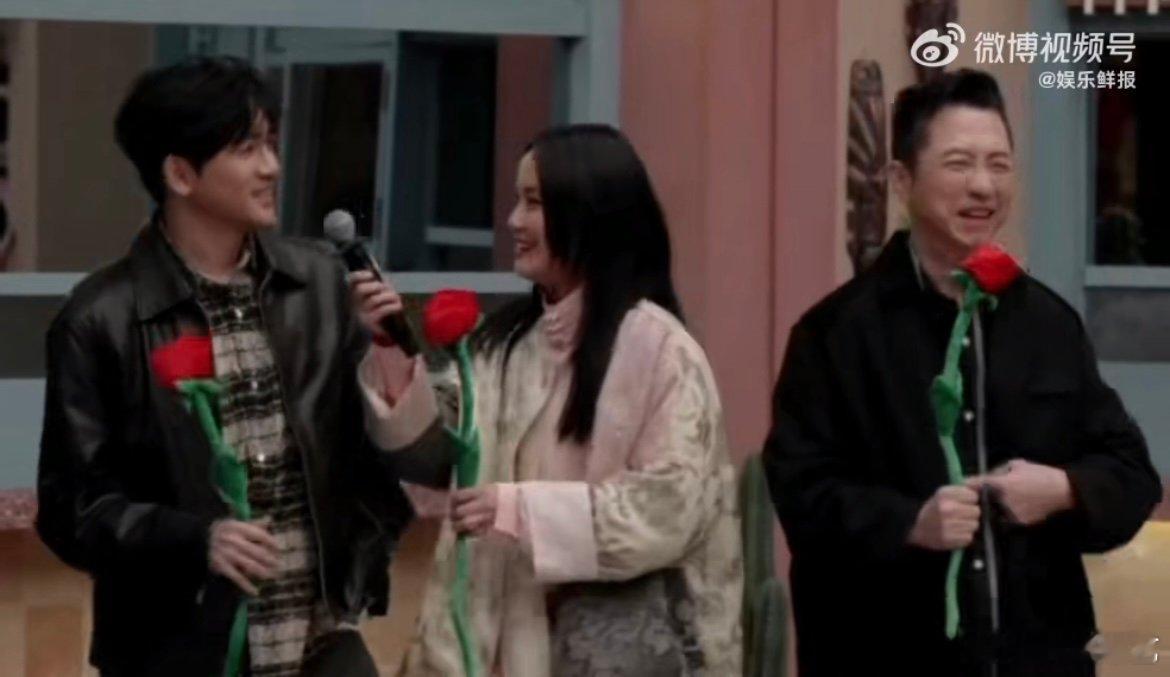 情商和反应力双在线！黄龄夸到词穷的瞬间，他秒接梗救场还不违和，这临场能力太让人佩