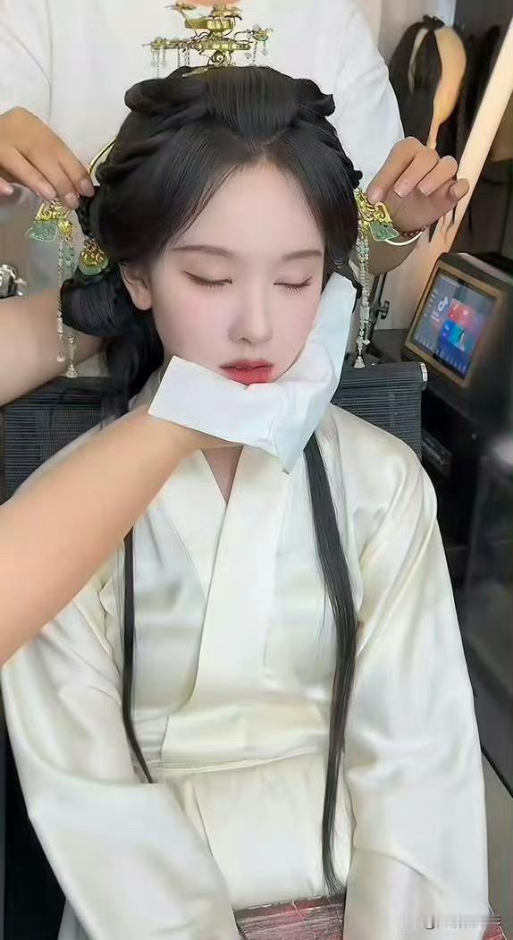 不过是陈都灵拍摄《翘楚》片场化妆时短暂闭目小憩，工作室随手记录的可爱日常，本意只