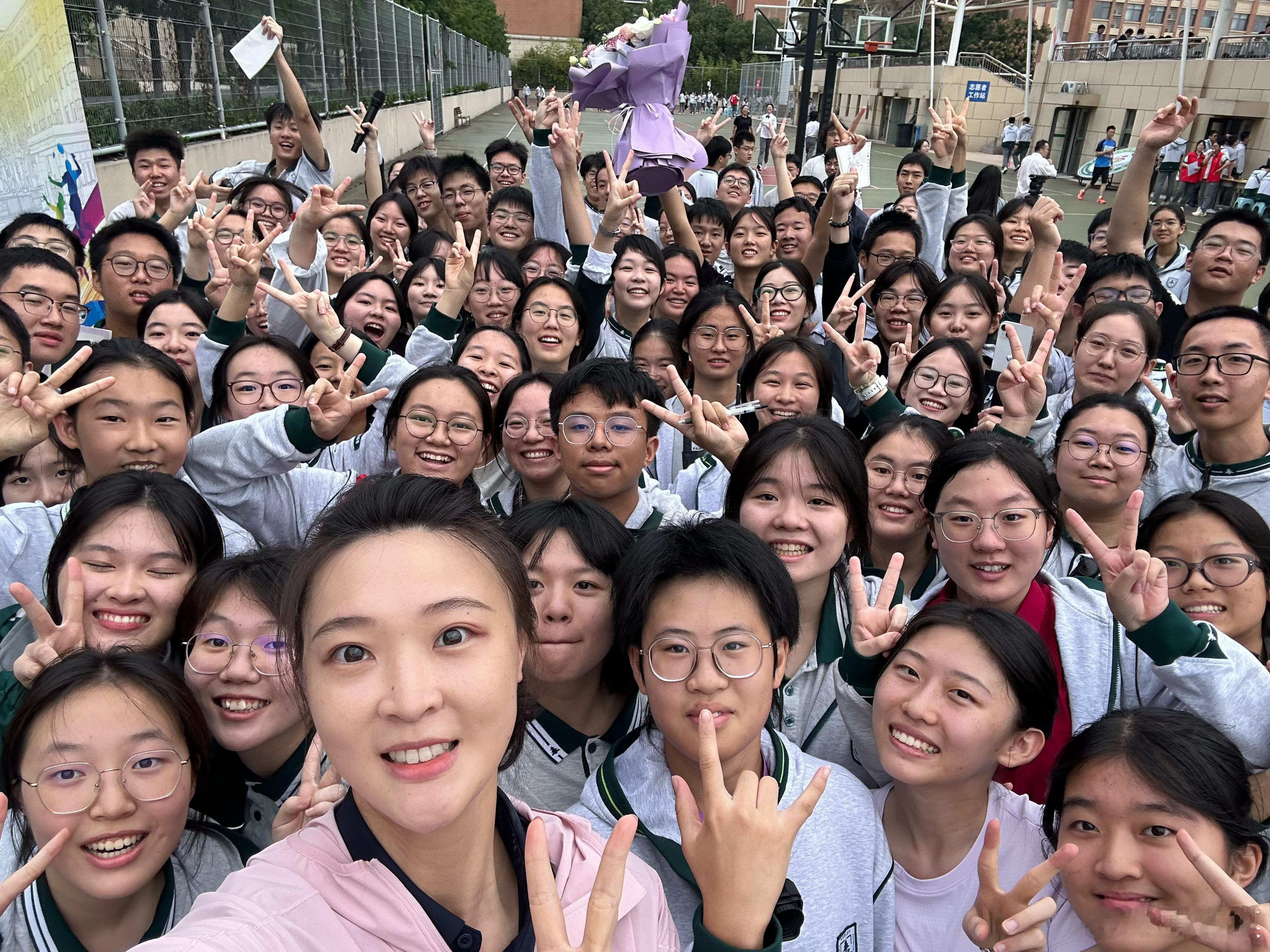 十月份过去三分之二了，突然降温要做好保暖啊🍂温馨提示：“多动动，动起来就不冷了