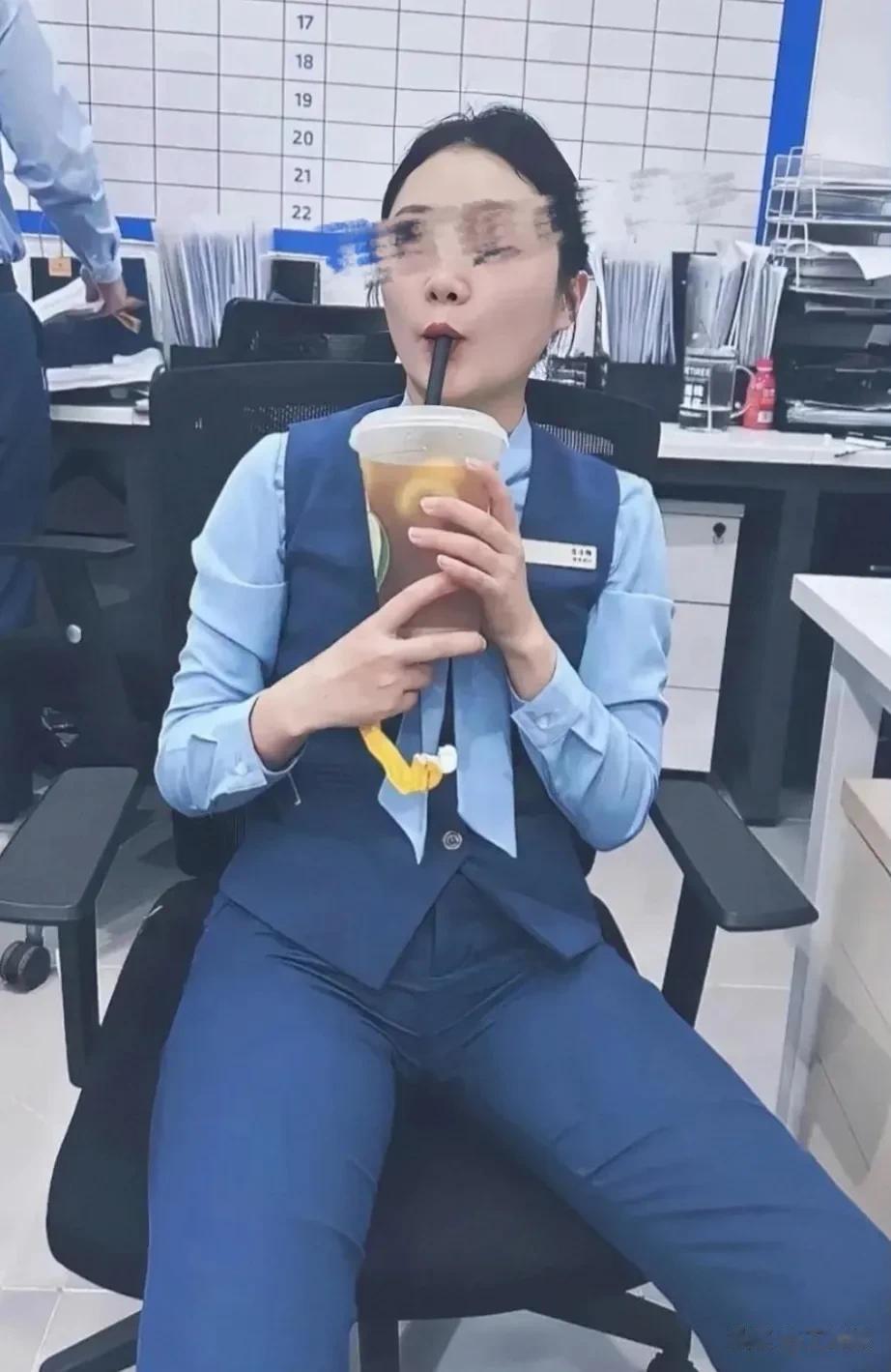 这张图片拍摄于2019年，重庆恒大房产销售冠军难得清闲，正坐在办公室喝饮料时，被