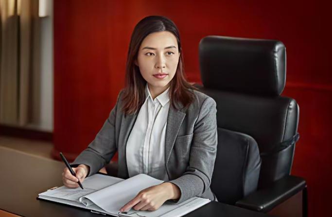 申通快递的“老板娘”陈小英，终于不用为这场持续半年多的2.8亿天价纠纷案头疼了，