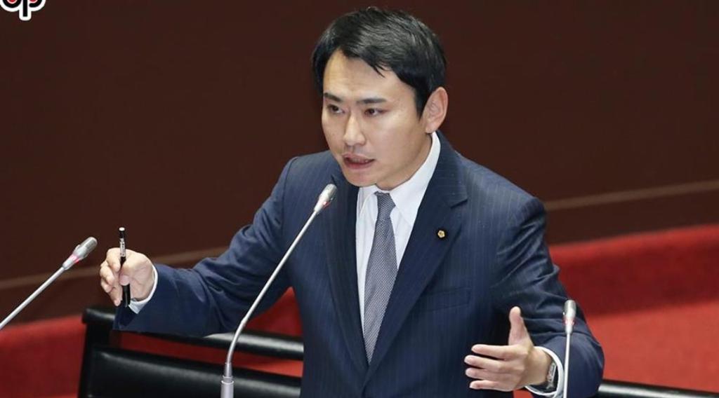 就在刚刚，

台“民进党立委”陈冠廷发表声明，

7月14日，针对台湾地区民众党