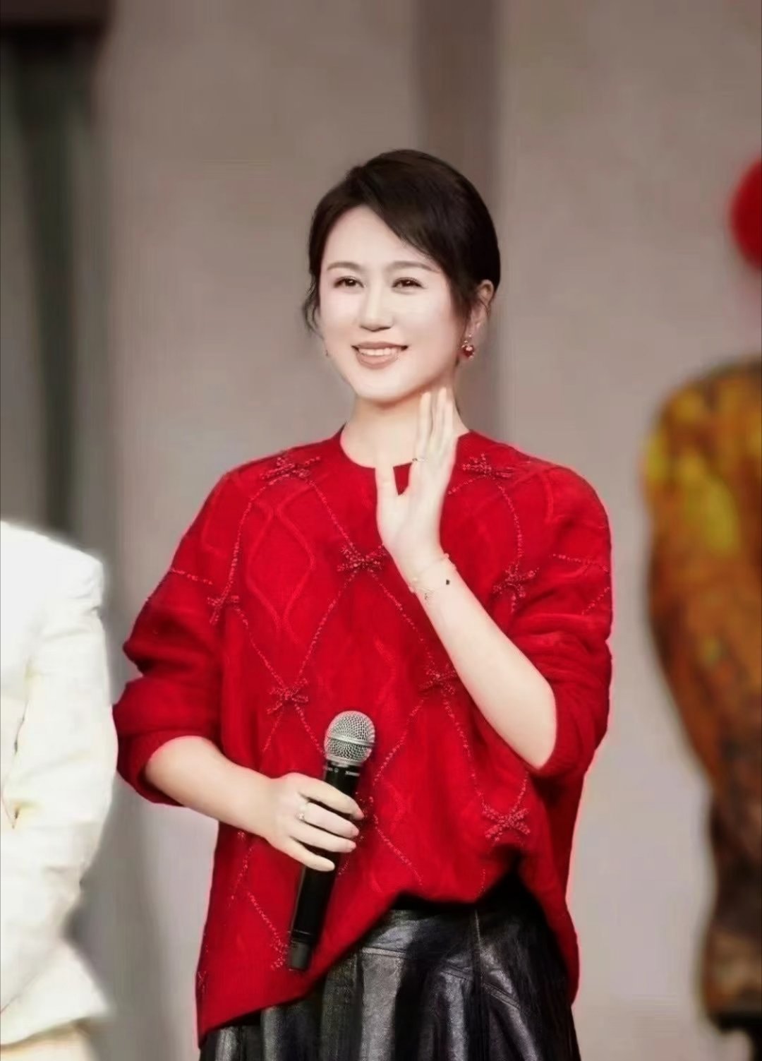 新年就要穿马丽红红红火火看着就喜庆，不管是衣服还是小配饰，往身上一搭，年味立马就