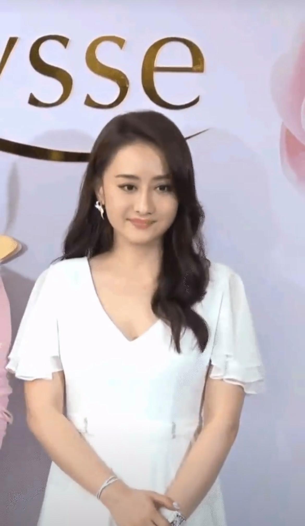 50岁的陈德容虽然有点发福，但五官依然很漂亮，不愧是最美琼女郎，这么好的基因不生