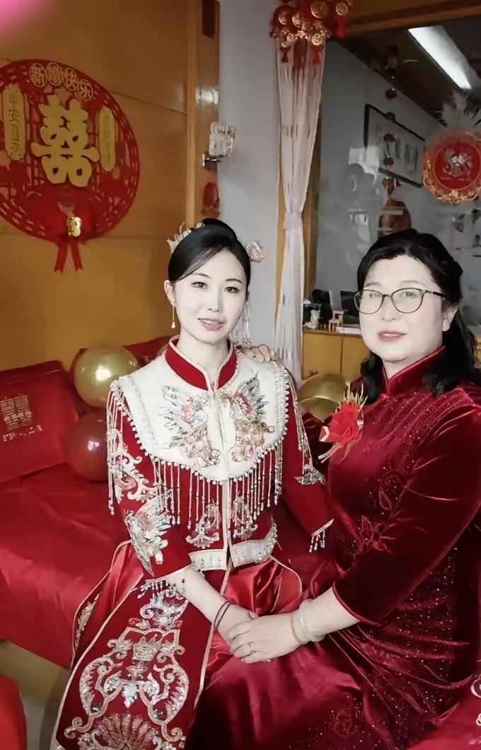 我表姐把养女嫁出去，回门当天直接把18万8彩礼全塞给闺女！还特意叮嘱她先帮婆家还
