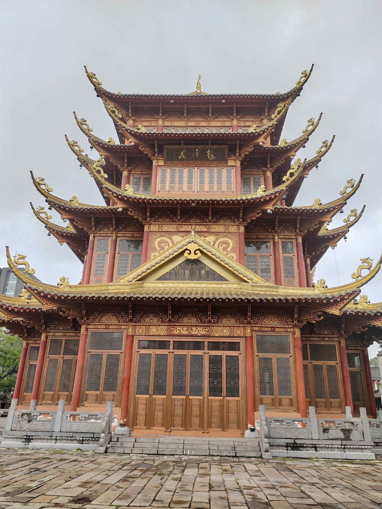 龙潭里景区的仿古园林建筑还挺吸引我的。一走进景区，那古色古香的亭台楼阁就映入眼帘