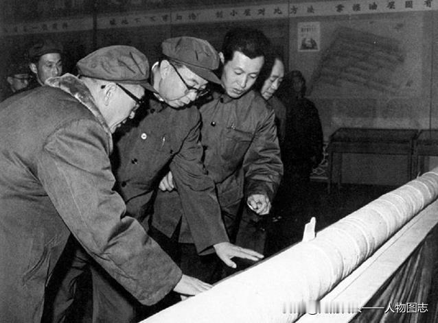 1977年4月18日，华国锋在大庆油田开发科学实验陈列馆观看岩芯。