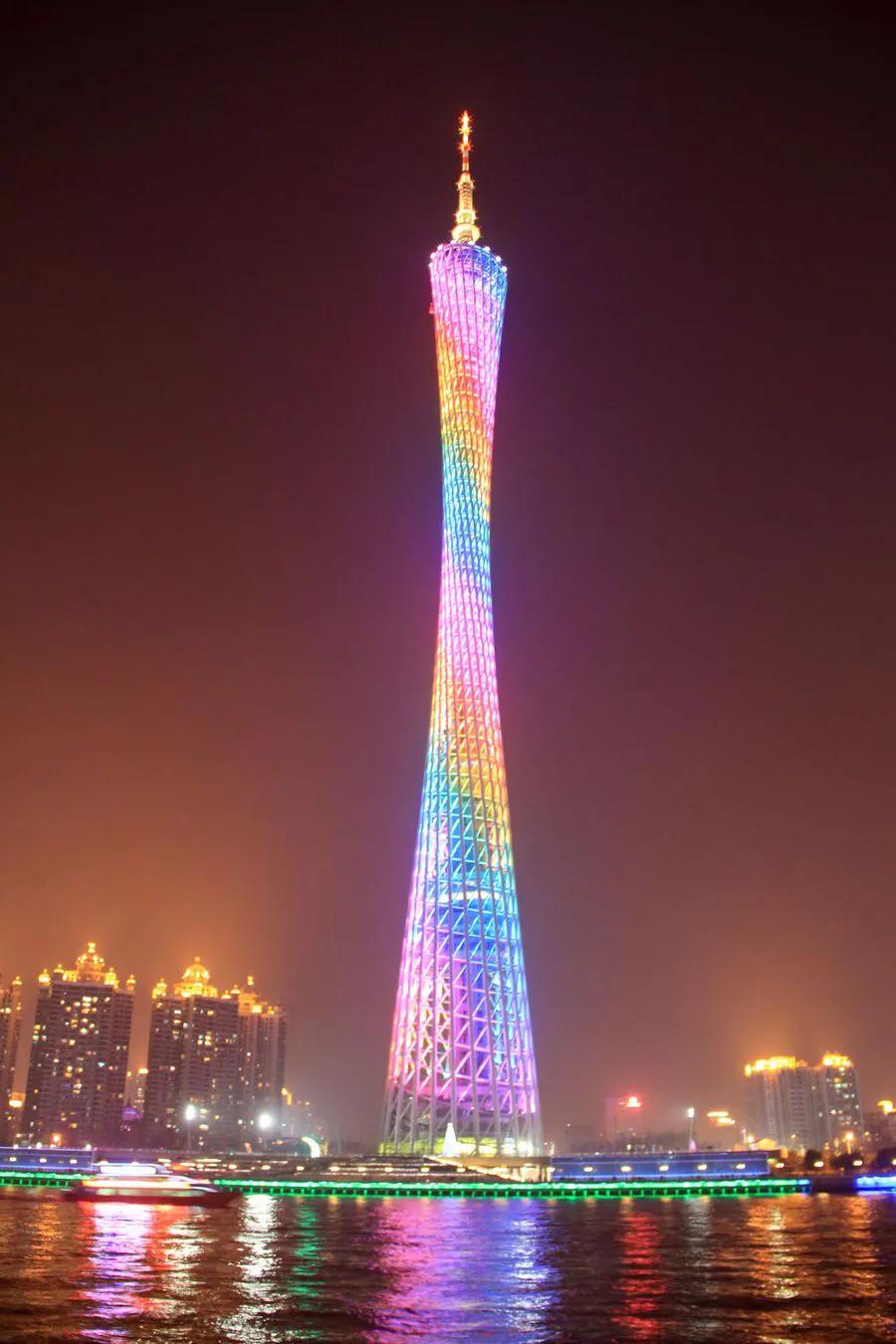 《无夜》七律
 繁星璀璨月高悬，浩渺银河耀九天。
灯火万家明暗夜，笙歌四处乐流年