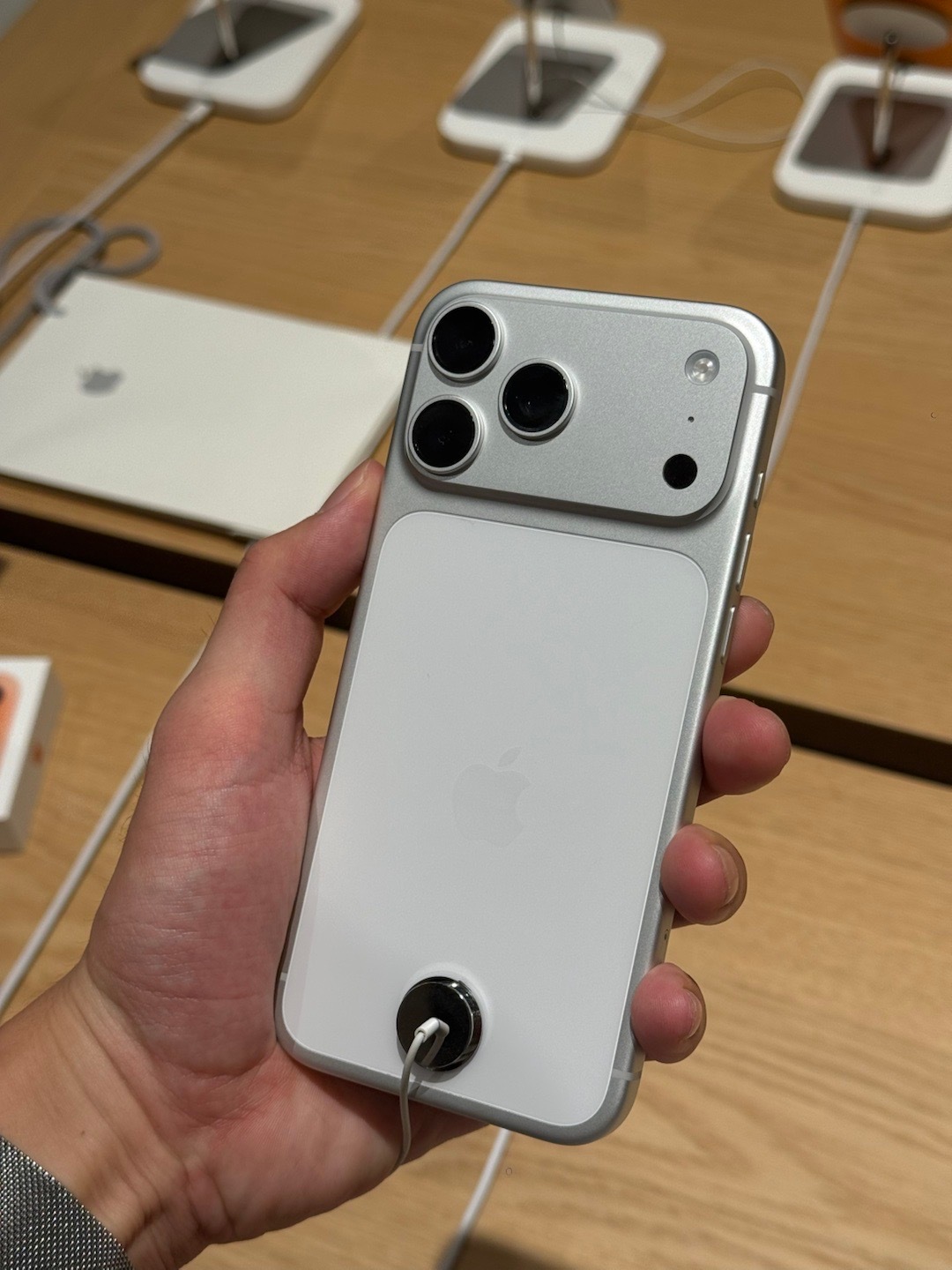 iPhone17Pro银色、橙色、蓝色上手[酷]iPhone17标准版 紫色、蓝