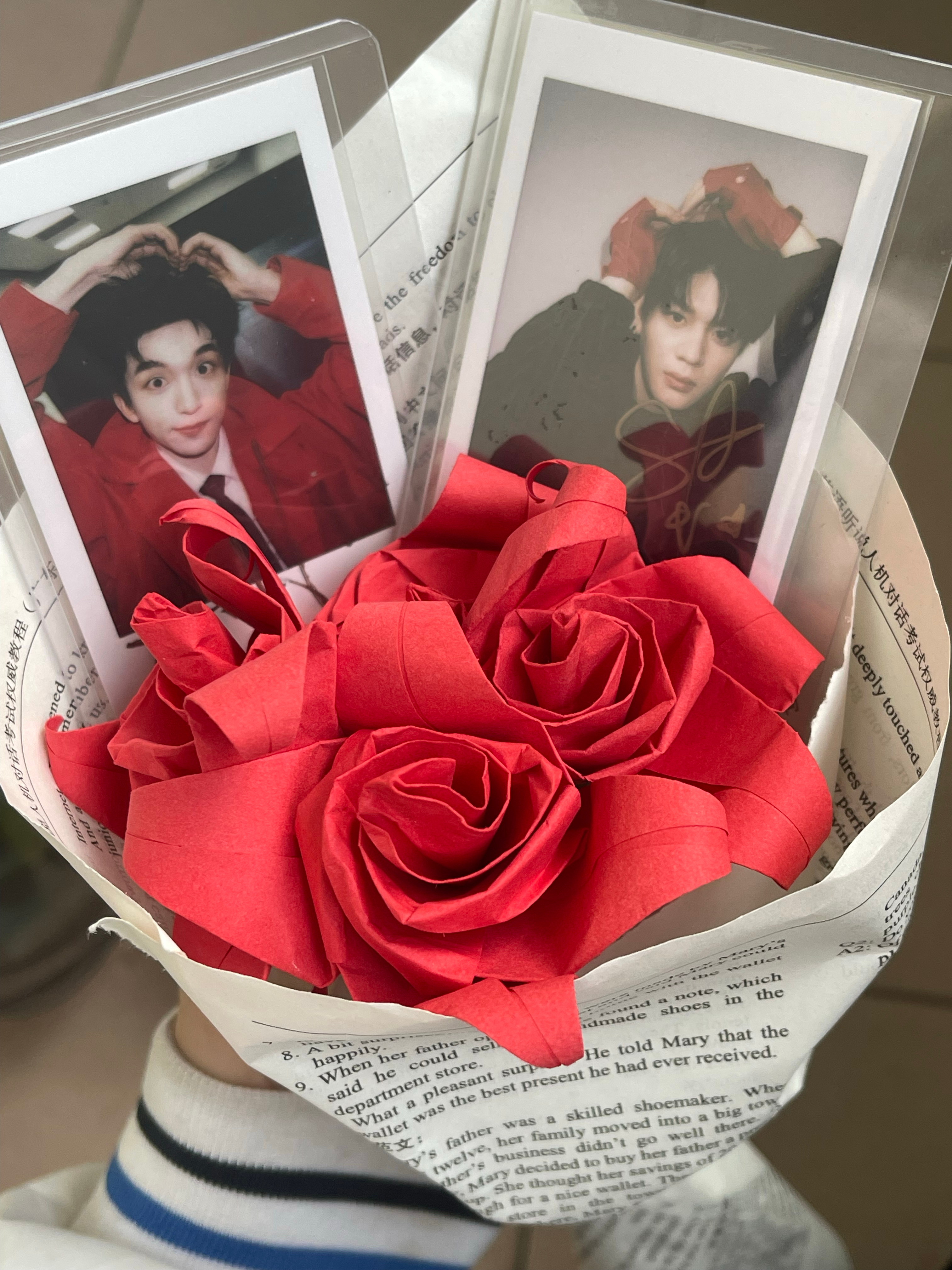 小女孩上课手工中 