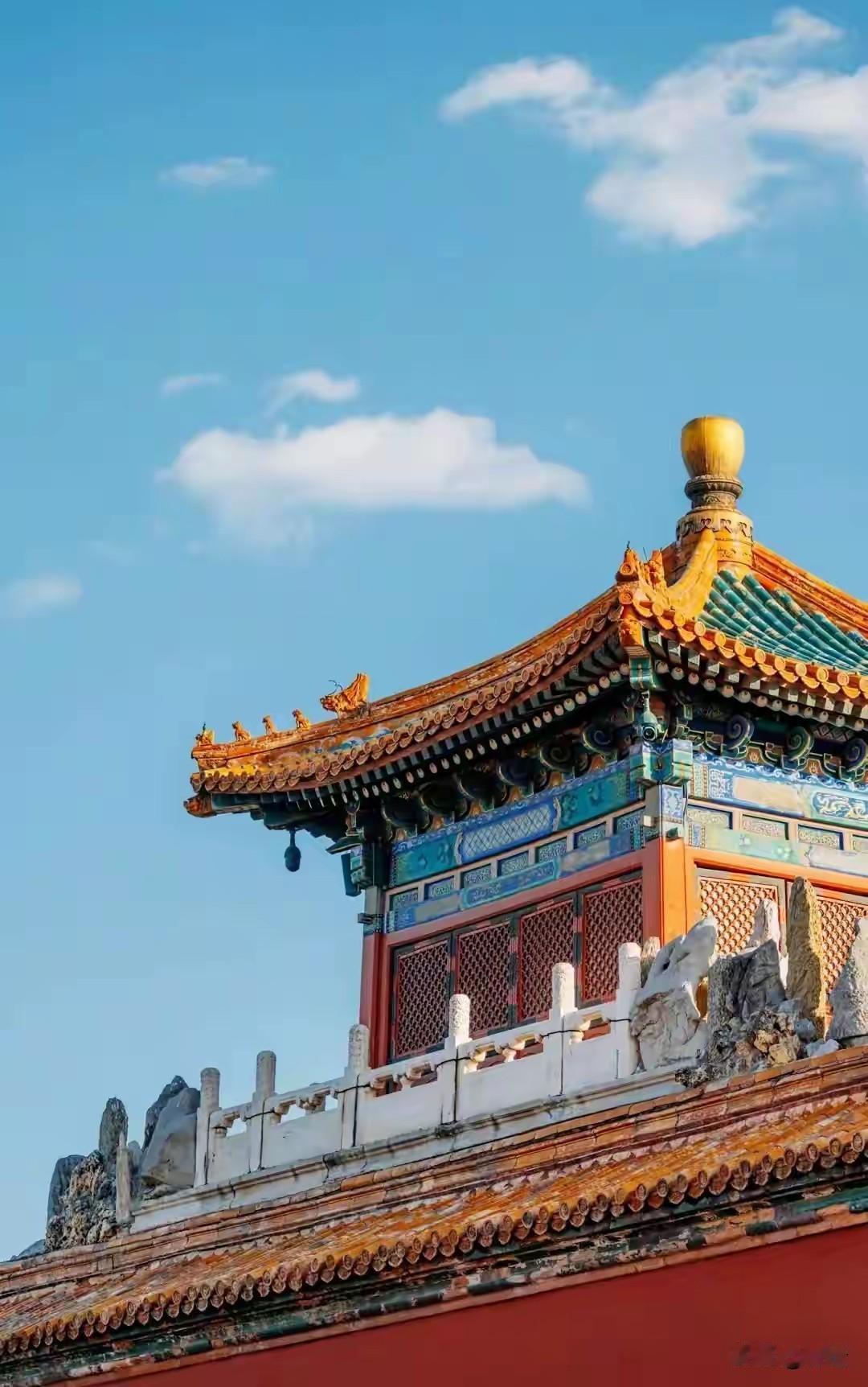 人生十大清醒箴言
 
1. 万般皆靠自救，人生本是独行路。别期盼他人救赎，你的悲