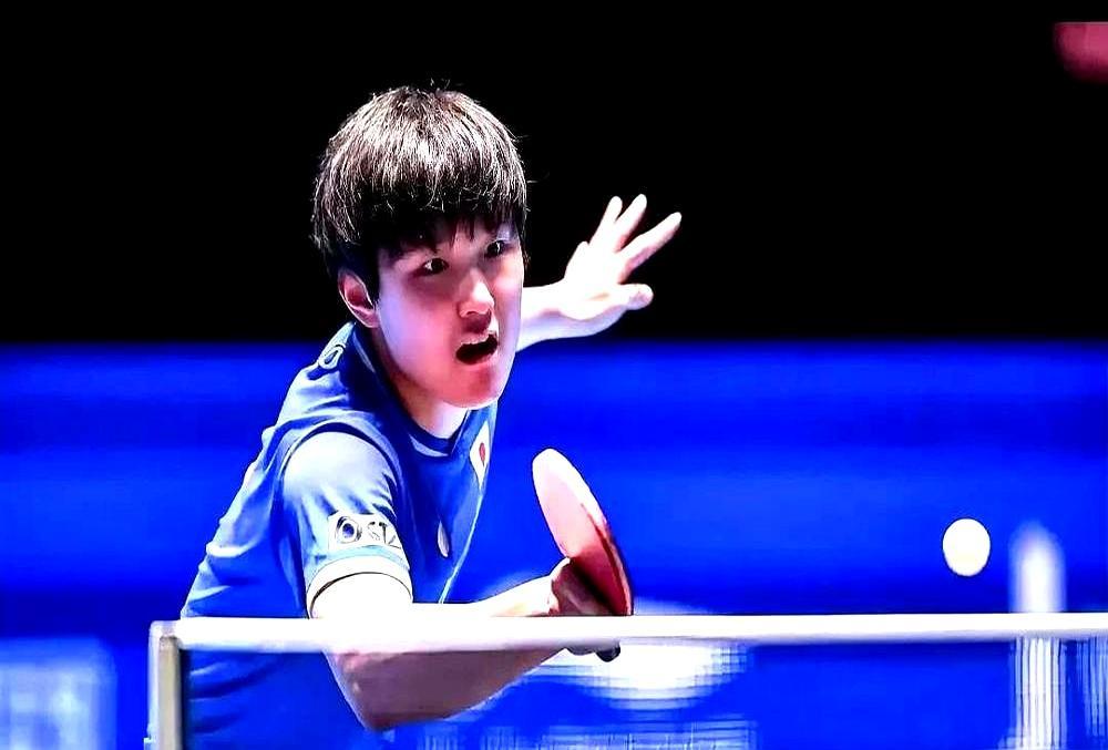 所有人都等着看张本智和的笑话。去年把他5-9打崩的国乒小将，这次又把他逼到了决胜