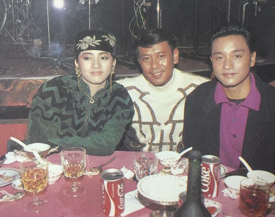 1994年，罗文过生日，梅艳芳、张国荣前来庆祝，一张罕见的合影。

三人从上世纪
