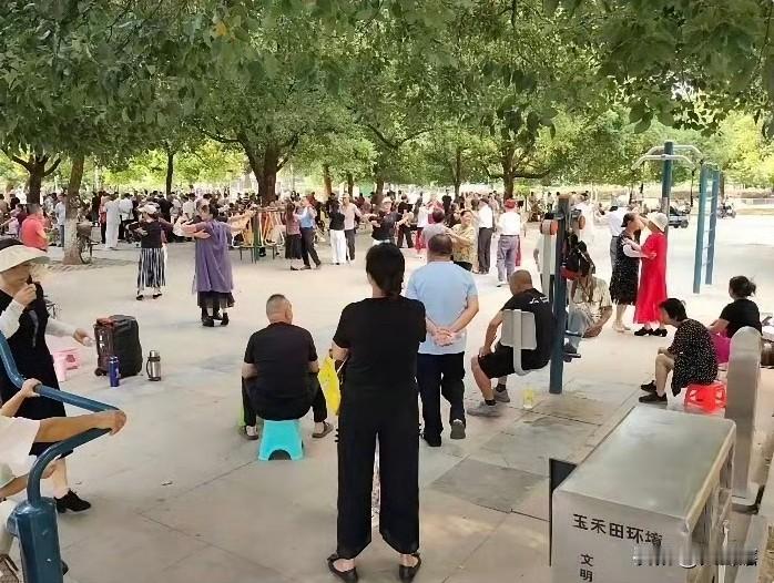 日本网友认为中国老人很幸福！
一位日本网友在社交媒体上称退休后的中国老人活动太多