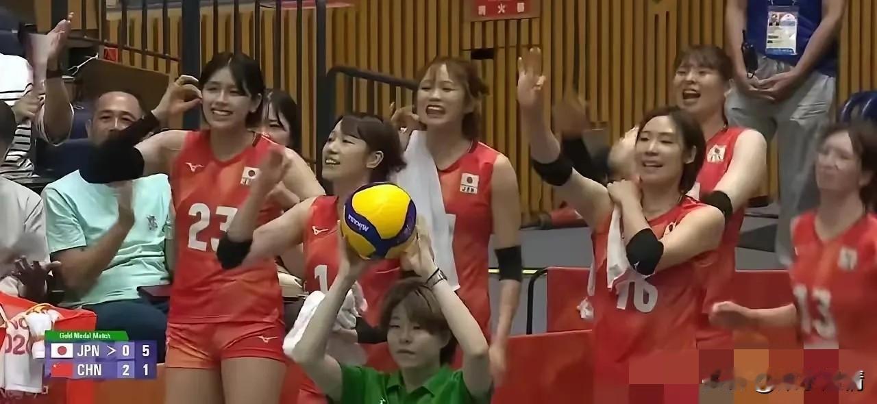 日本女排彻底尴尬了！
 
第三局10:2领先中国女排，日本队打出10比2梦幻开局