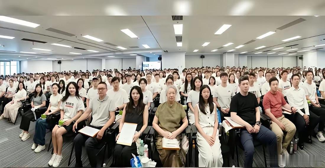 张雪峰走了，他的女儿和妈妈还有妻子代替他参加股东见面会 ​​​