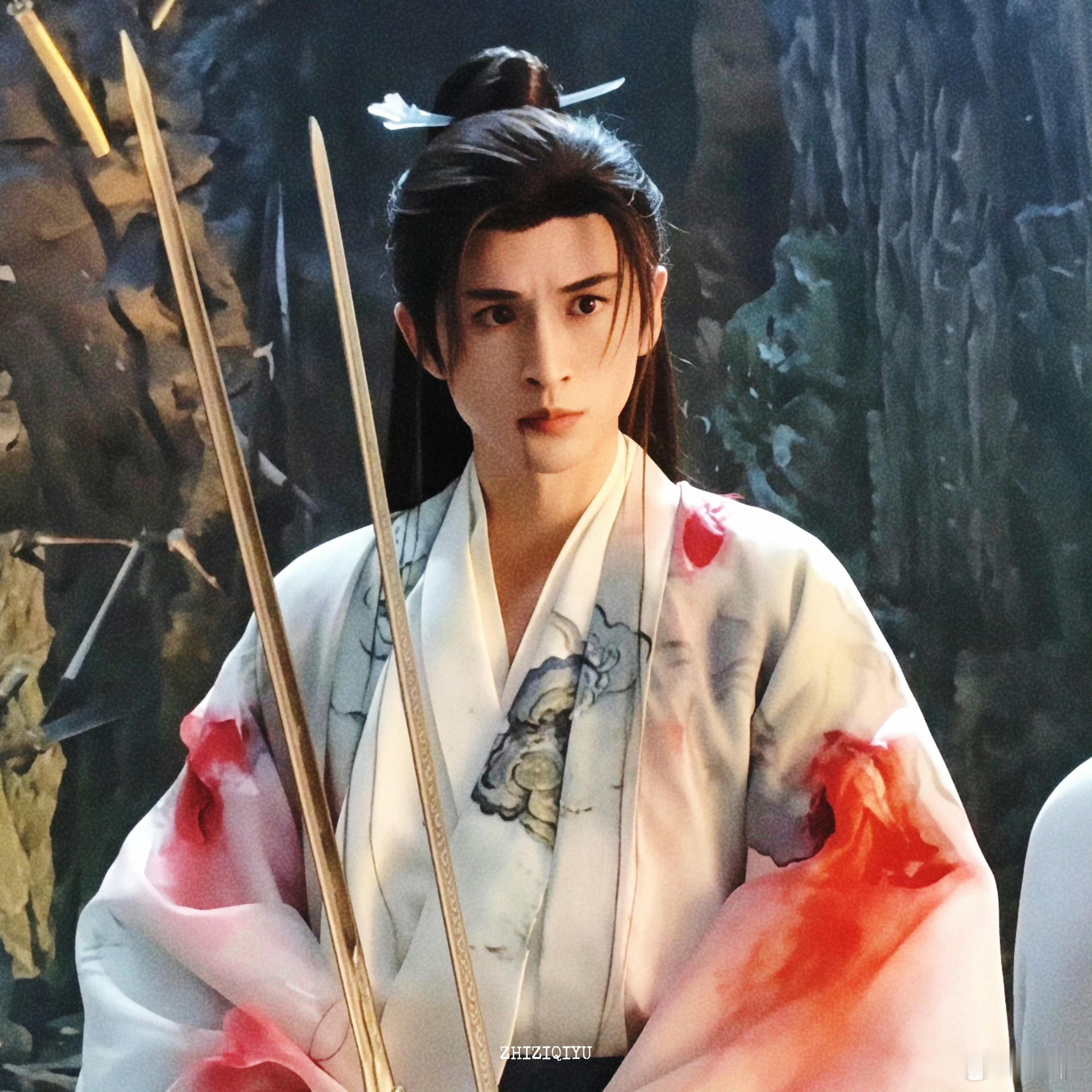 拖走这个战损张云龙 花絮里这点片段根本不够看，战损造型、被拖走的反差、执剑的细节