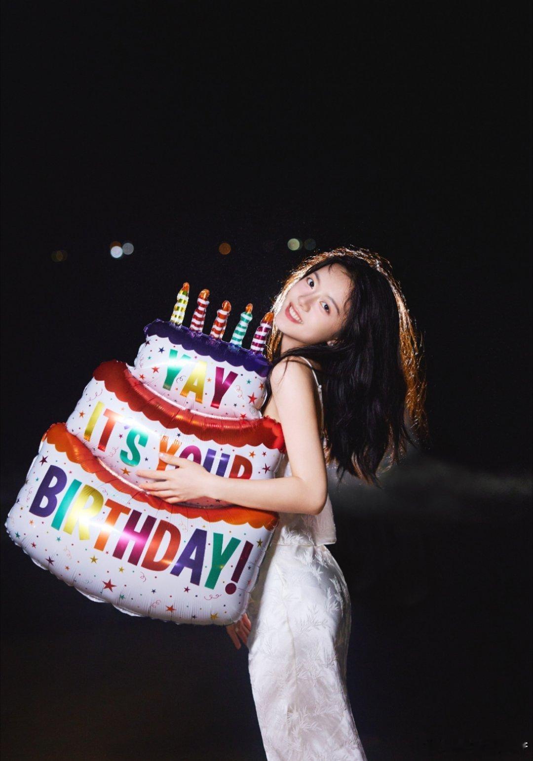 #赵今麦吊带丝绸白裙#赵今麦吊带丝绸白裙，生日快乐，事业红红火火。 ​​​