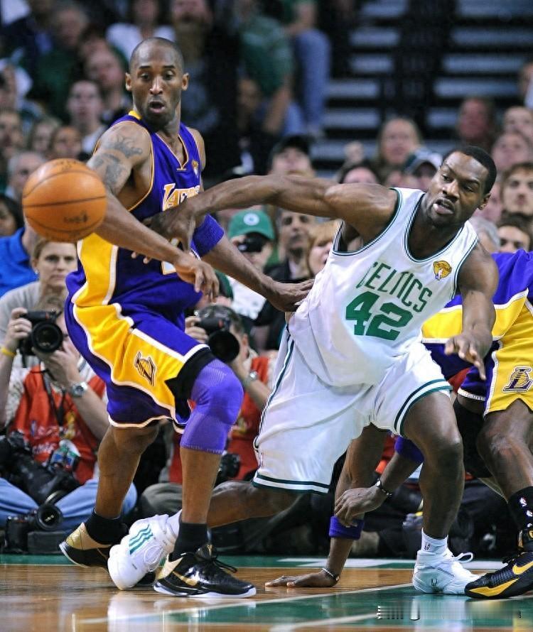 【🏀传奇致敬：科比眼中最强防守者竟是托尼-阿伦？泪目💔】

近日，前NBA球